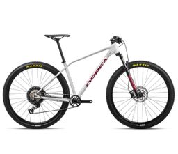 Orbea ALMA H30, White Grey- Metallic Red (Gloss), merk Orbea met EAN 8434446759031 in de categorie Mountainbikes