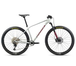 Orbea ALMA H50, White Grey- Metallic Red (Gloss), merk Orbea met EAN 8434446758911 in de categorie Mountainbikes
